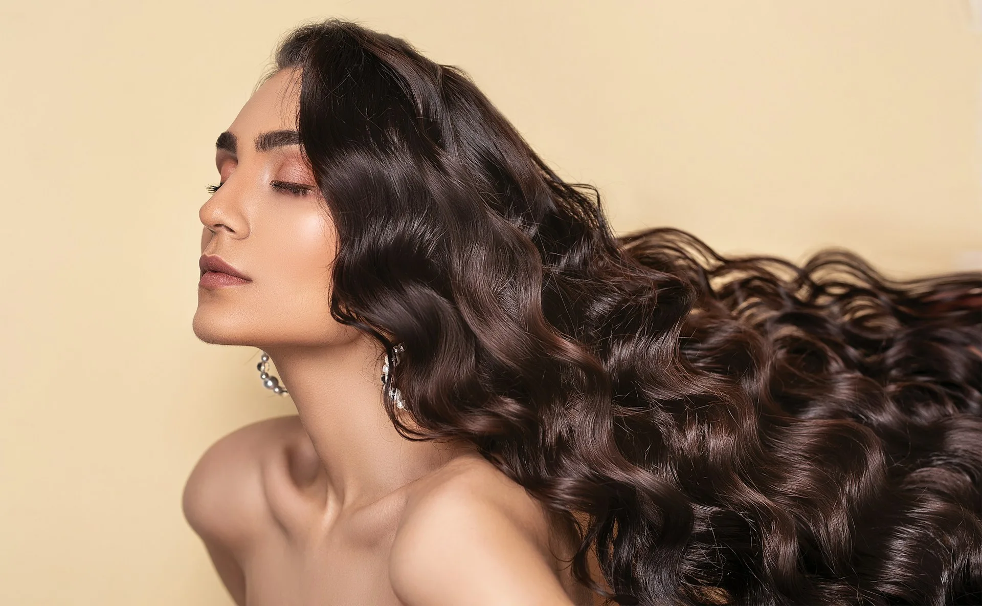 Sijajni lasje brez frizerja: Preizkusite hair glossing tretman doma!