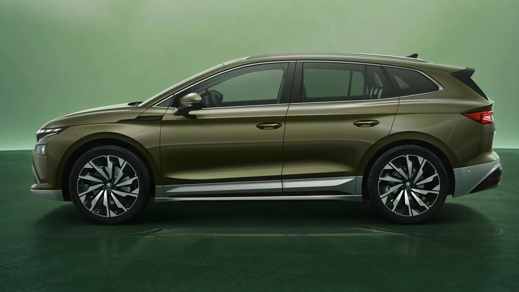 Škoda Enyaq 2025: facelift, ki prinaša več kot le lepši pogled – če verjameš!