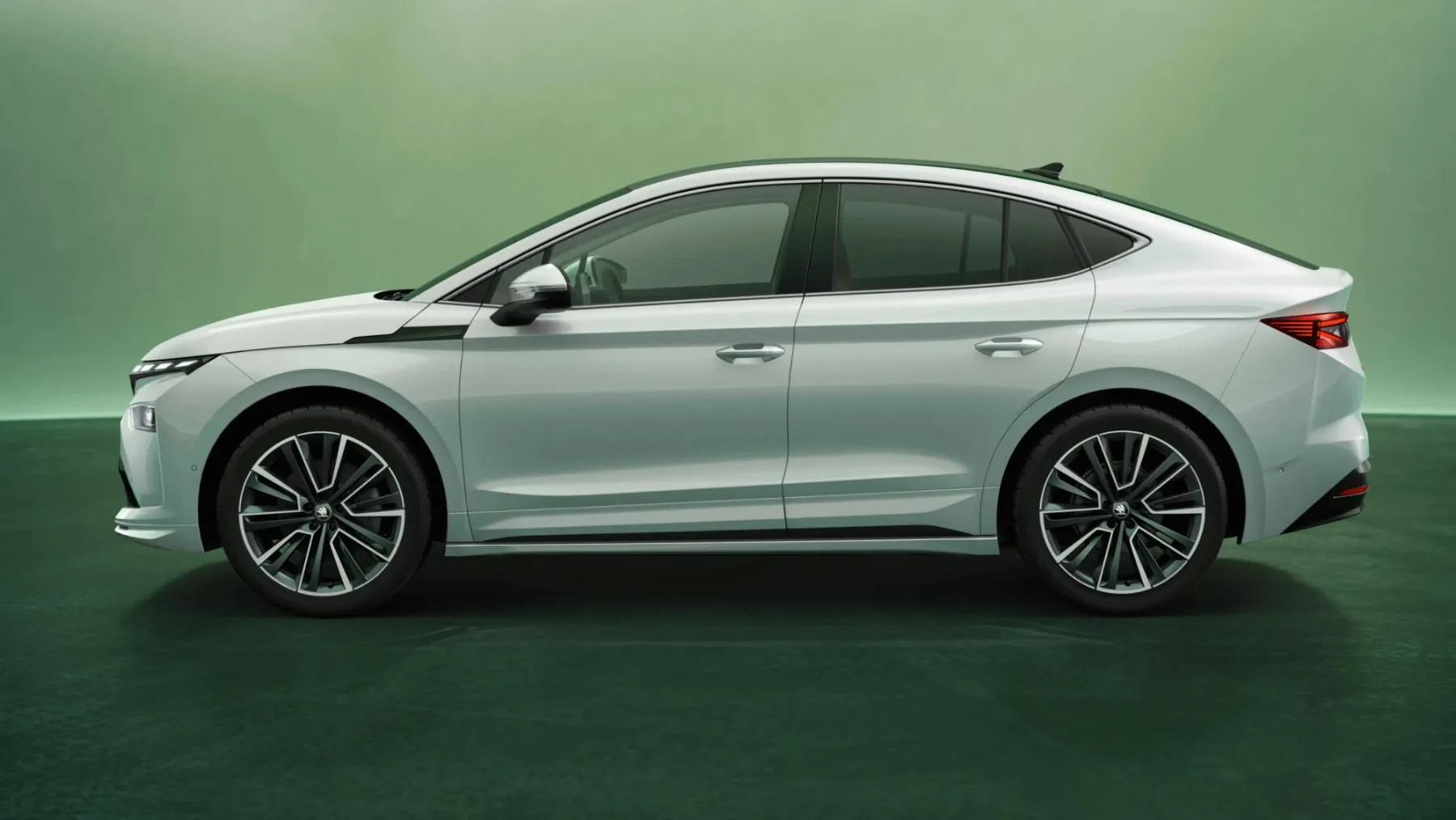 Škoda Enyaq 2025: facelift, ki prinaša več kot le lepši pogled – če verjameš!