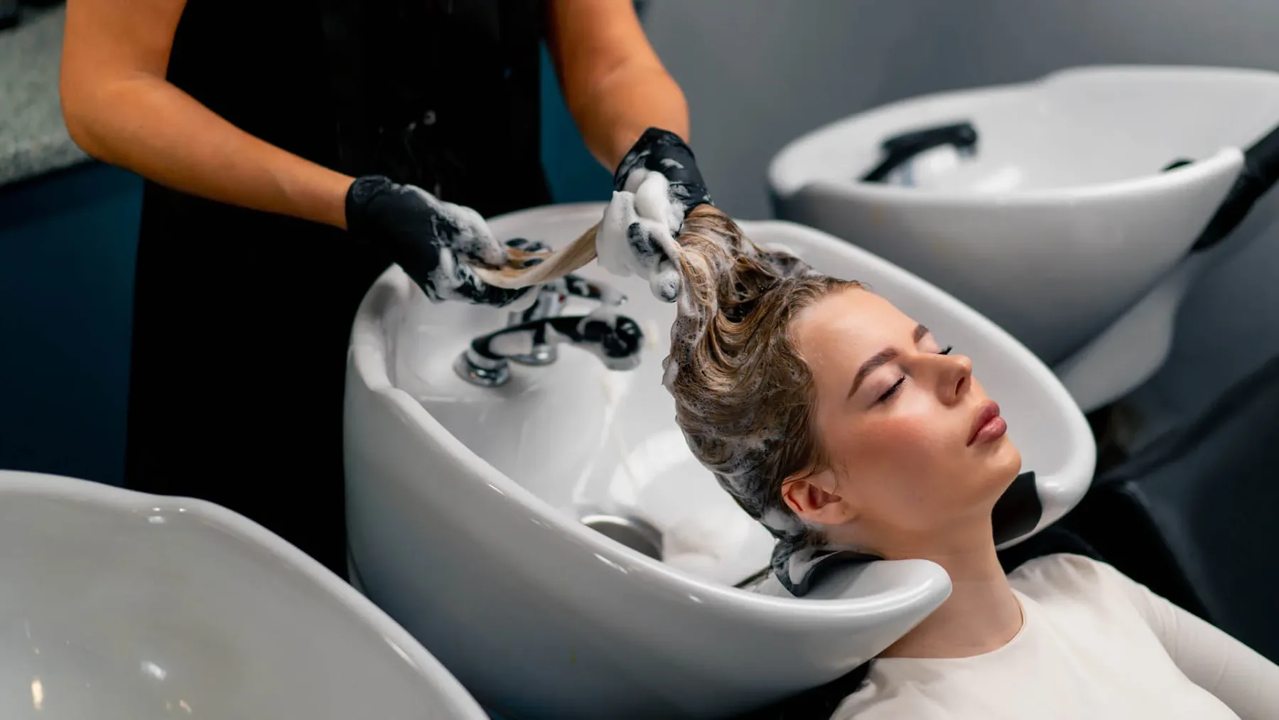 Skrivni trik frizerjev za zimo: “Shampoo sandwich” spremeni utrujene lase v sijoče, svilnato gladke pramene že po enem pranju
