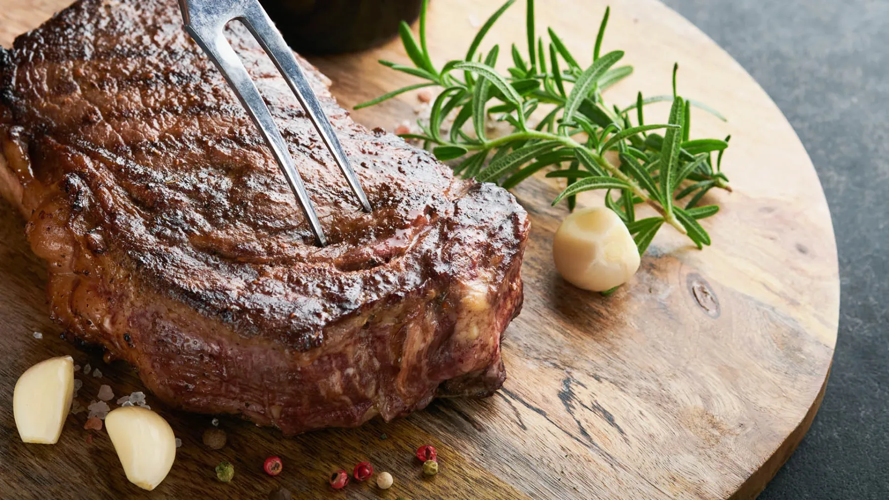 Skrivnost najboljših “steakhouse” restavracij: Kako doma pripraviti sočen in neverjetno mehek steak