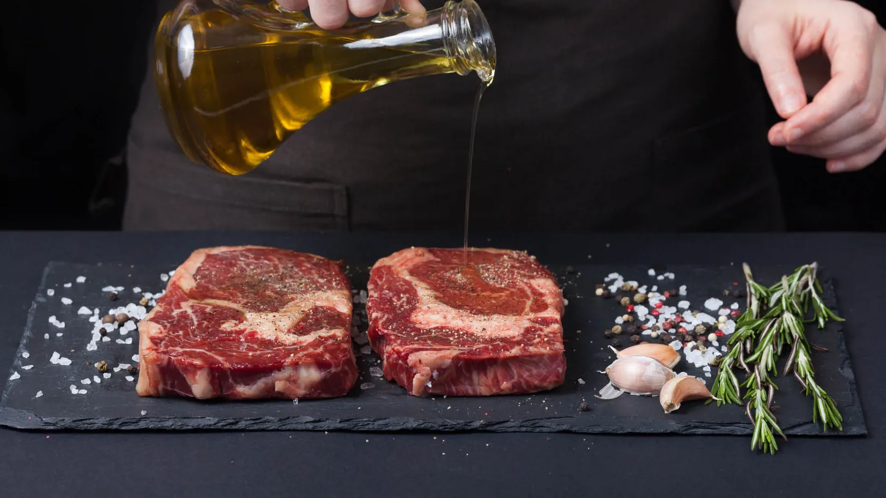 Skrivnost najboljših “steakhouse” restavracij: Kako doma pripraviti sočen in neverjetno mehek steak
