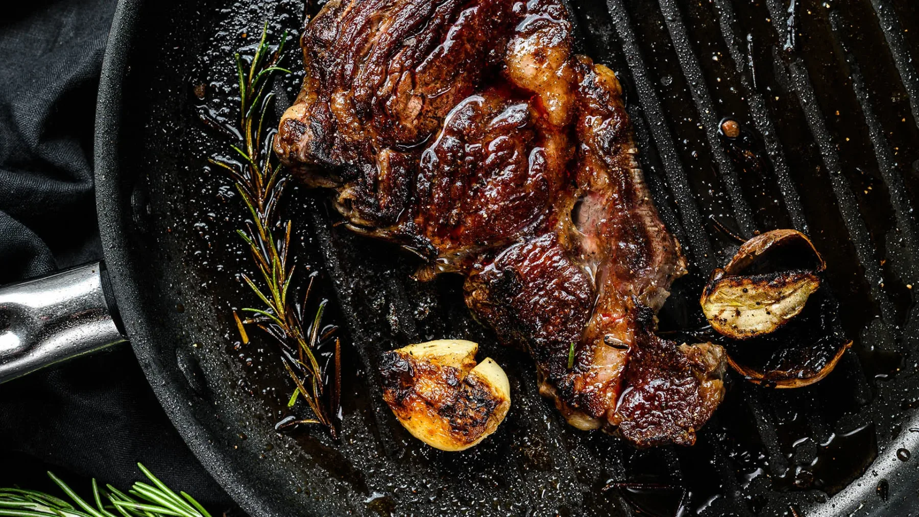 Skrivnost najboljših “steakhouse” restavracij: Kako doma pripraviti sočen in neverjetno mehek steak