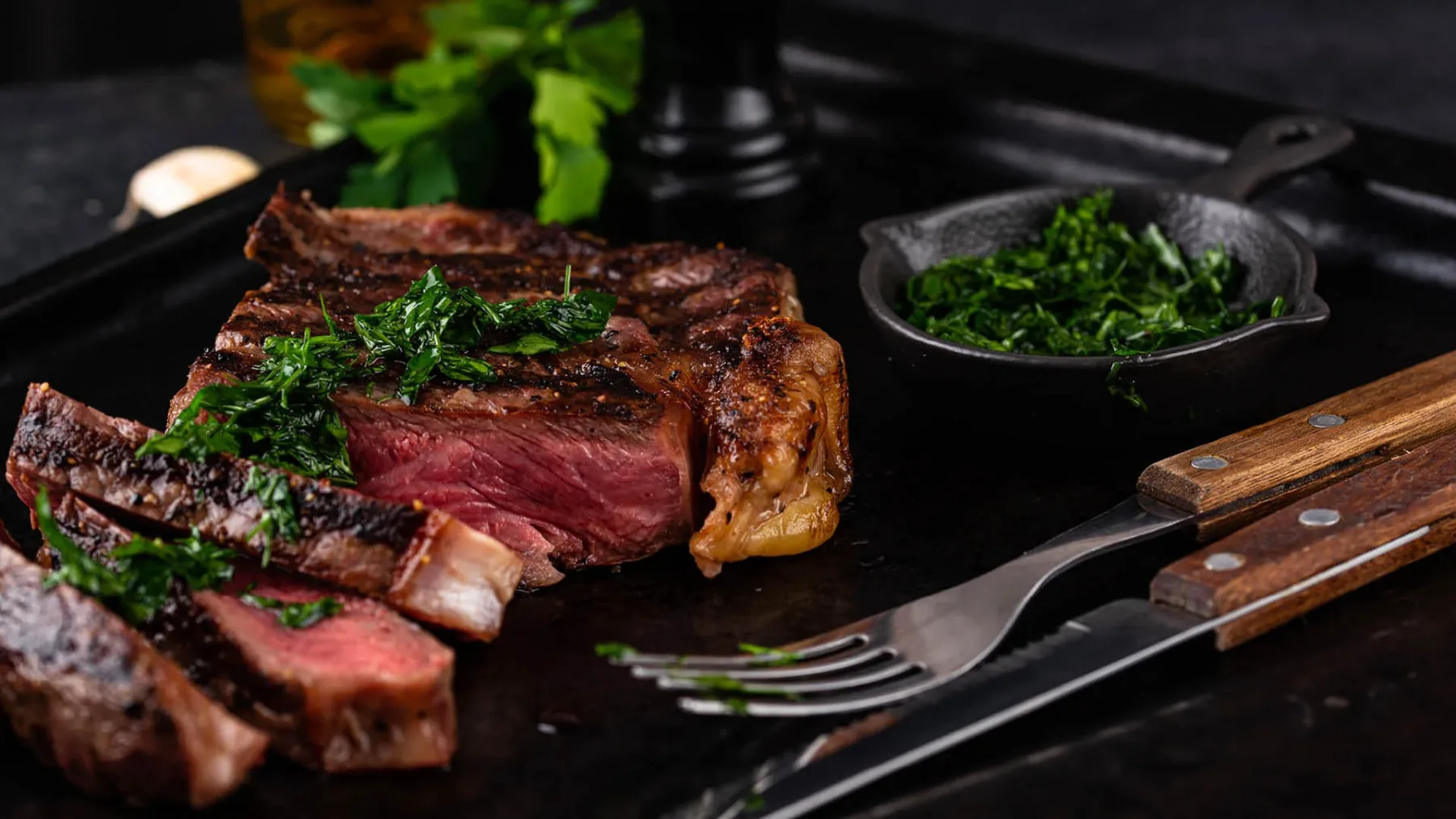 Skrivnost najboljših “steakhouse” restavracij: Kako doma pripraviti sočen in neverjetno mehek steak