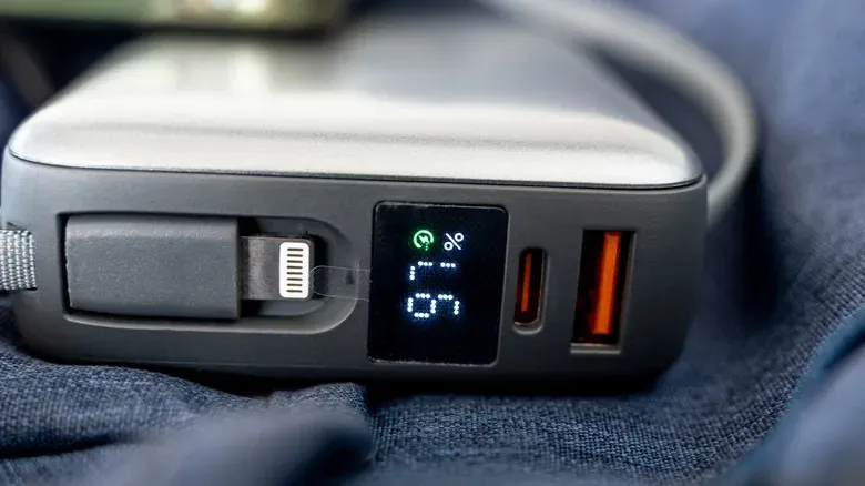 Oranžni vhod USB na računalniku