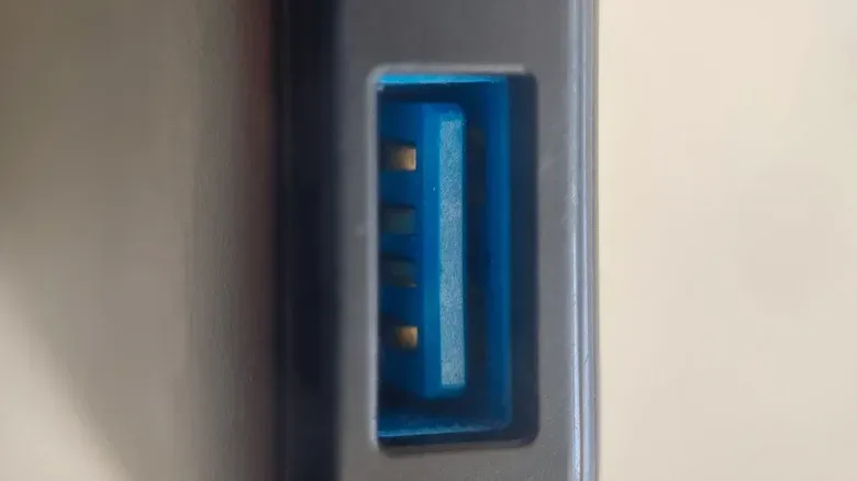 Različne barve priključkov USB