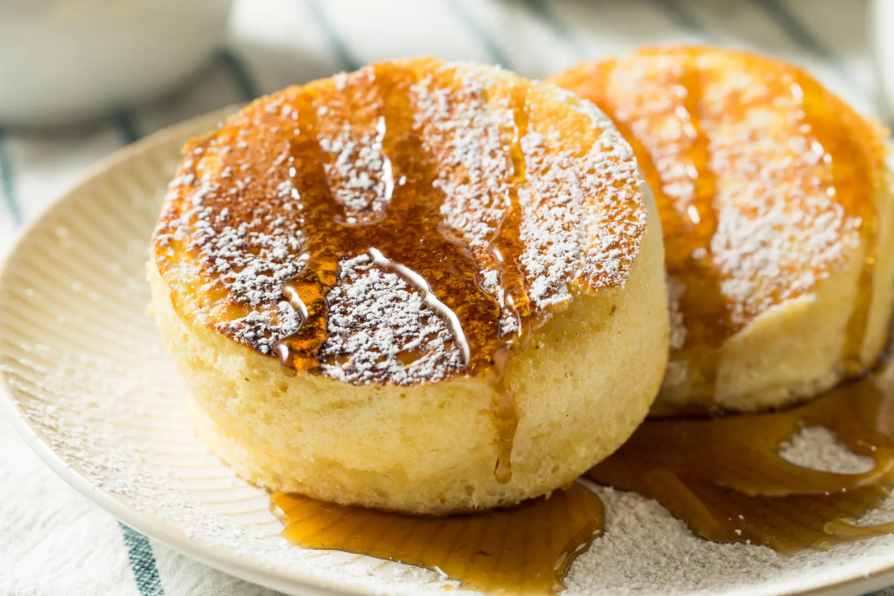 Skrivnost popolnih japonskih soufflé palačink, ki se stopijo v ustih (video)