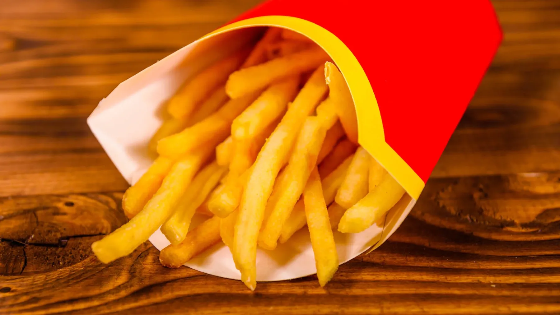 Skrivnost zlatega hrustanja: Kako v svoji kuhinji ustvariti legendarni McDonald’s pomfri (recept)