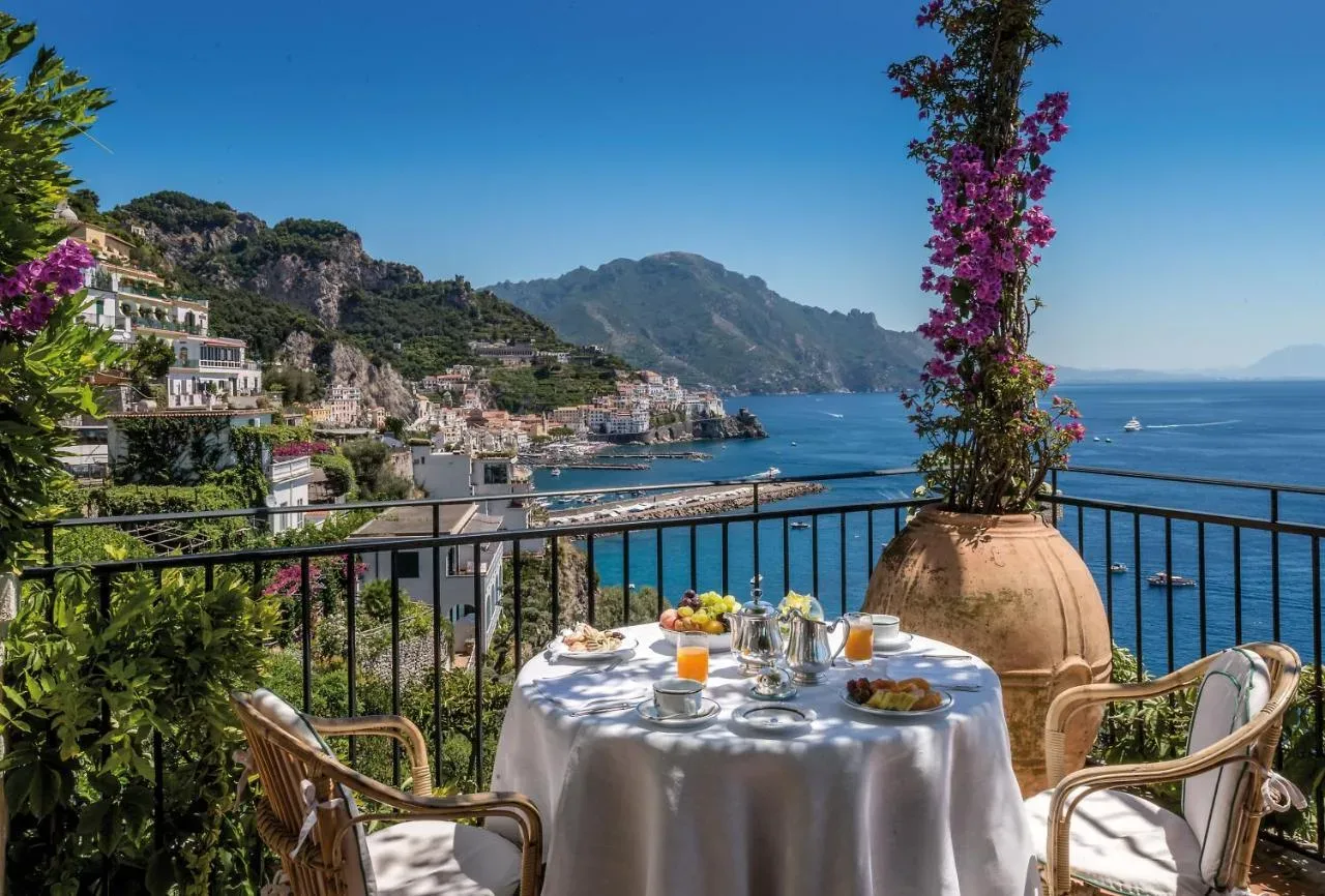 Skrivnostna oaza zvezdnikov: Hotel Santa Caterina na Amalfijski obali