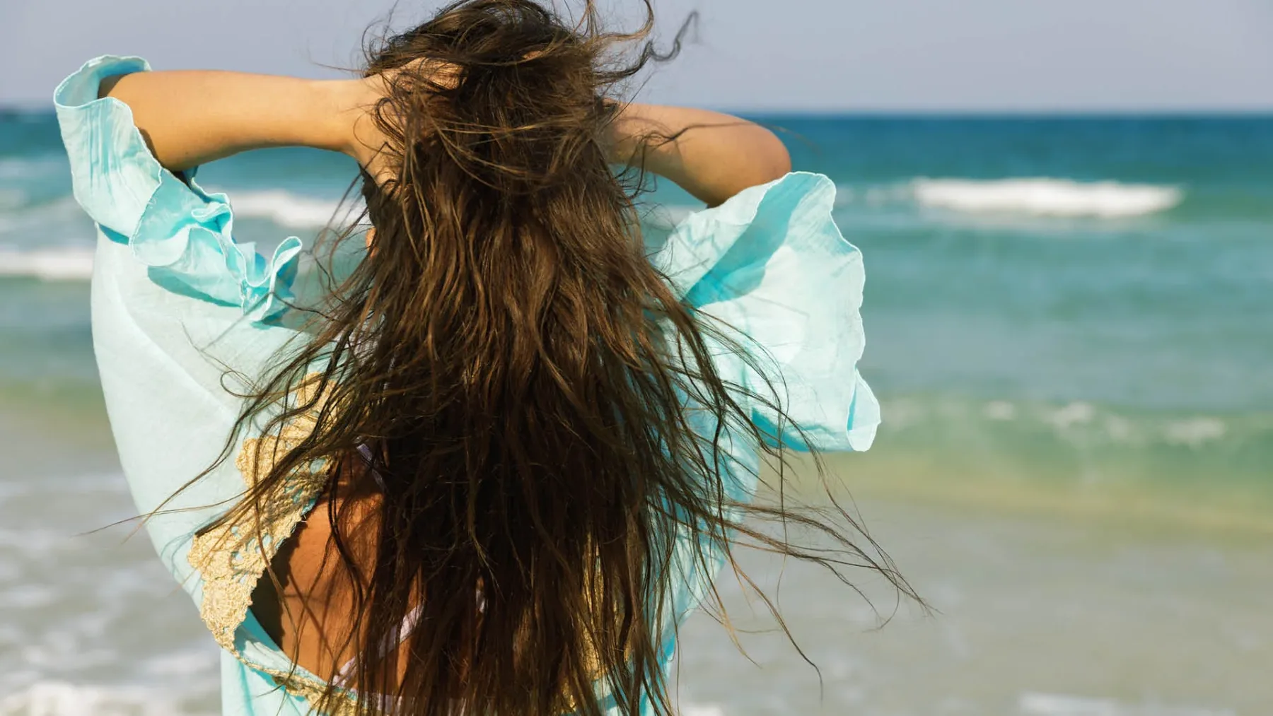 Slana voda za lase: poletni trik za popolne “beach waves” ali tihi krivec za uničene konice?