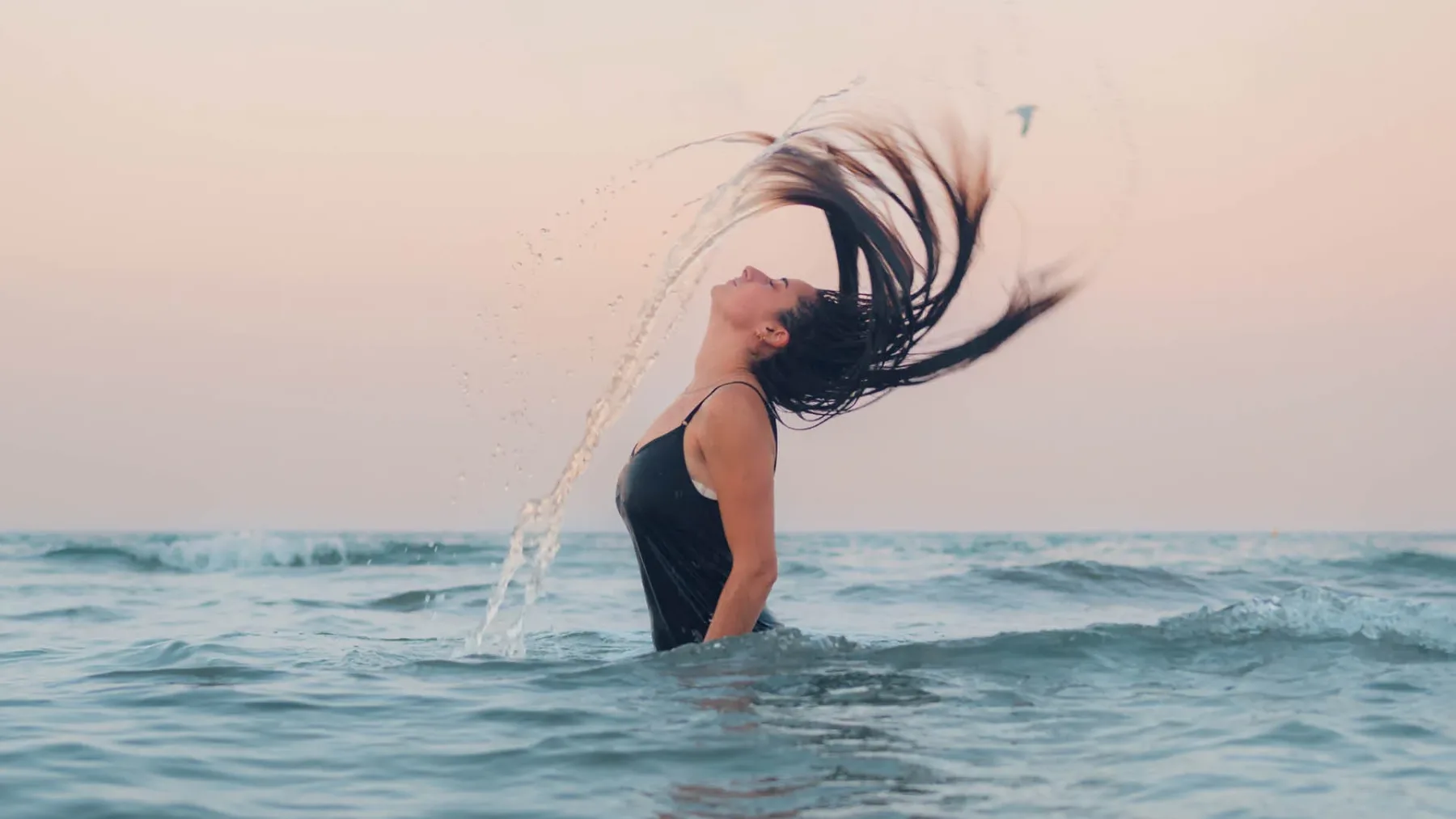 Slana voda za lase: poletni trik za popolne “beach waves” ali tihi krivec za uničene konice?