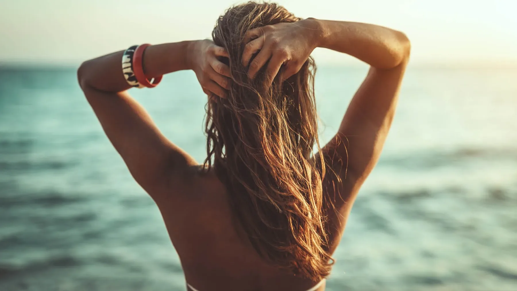 Slana voda za lase: poletni trik za popolne “beach waves” ali tihi krivec za uničene konice?