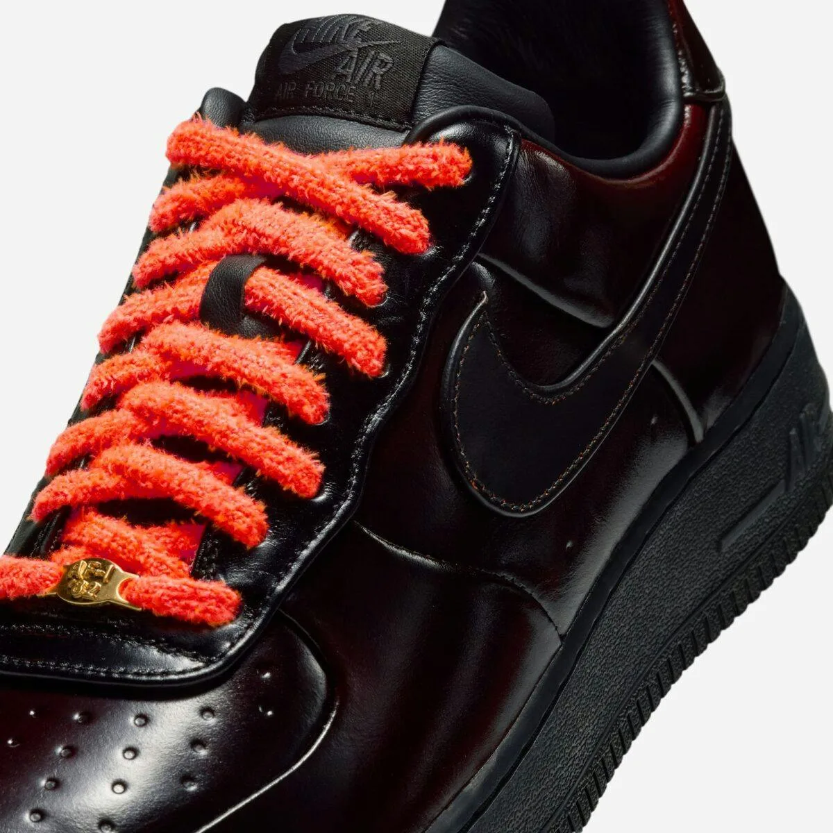 Slasten modni pridih: Nove Nike Air Force 1 v cimetovem usnju s črnim podplatom