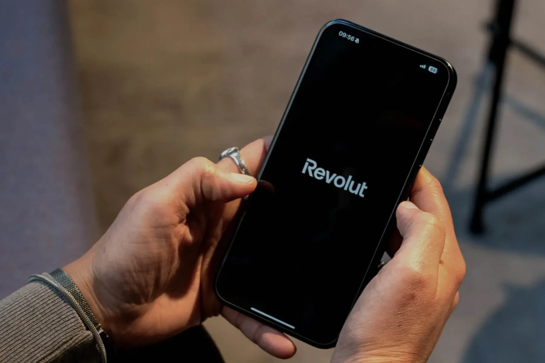 Slovenija kot črna ovca Revolut: edina članica EU na ameriškem seznamu prepovedanih nakazil priljubljene neo banke Revolut