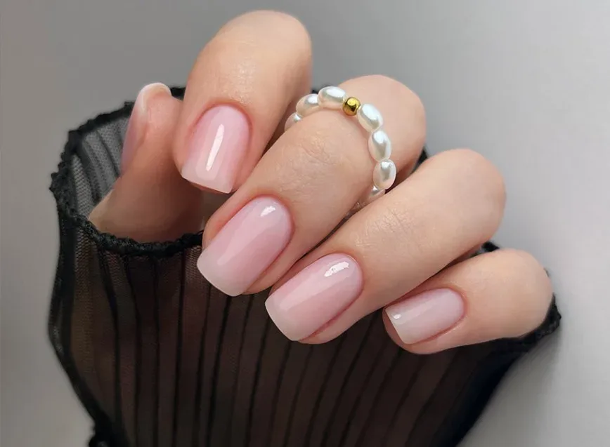 “Soap Nails”: Minimalističen trend manikire, ki osvaja leto 2025