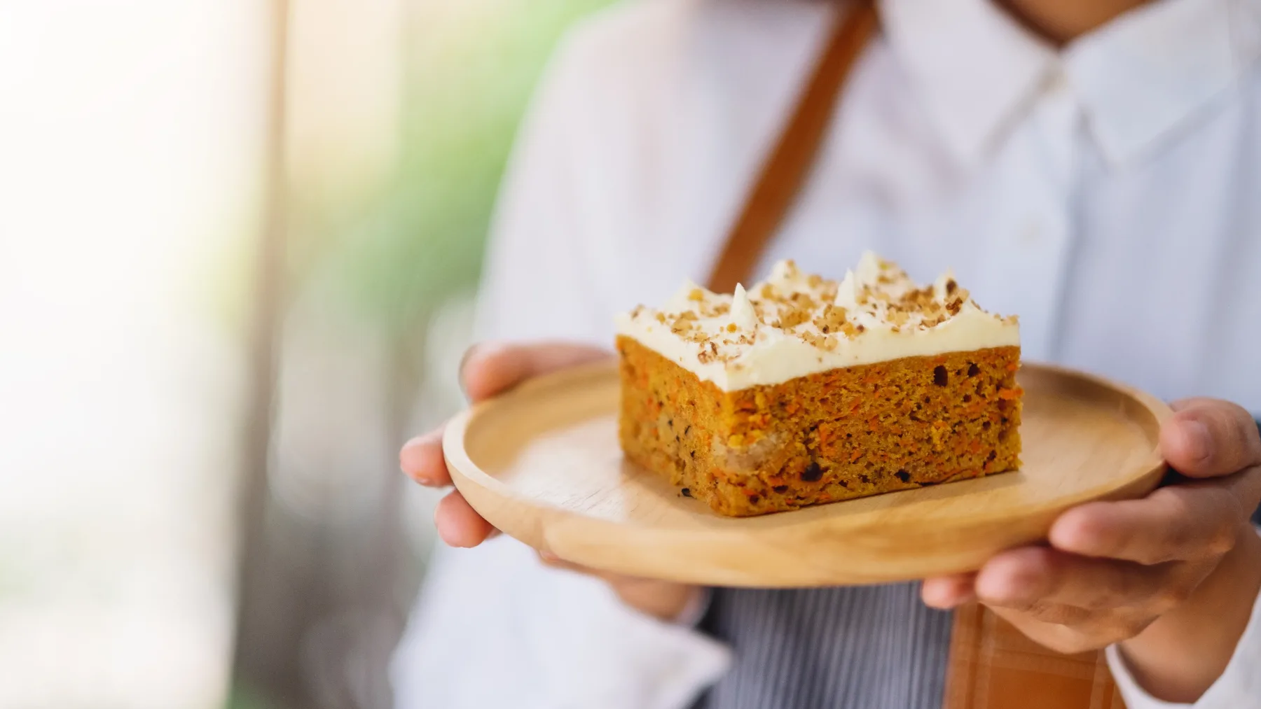 Sočna korenčkova torta z orehi – preprost recept za vsak dan