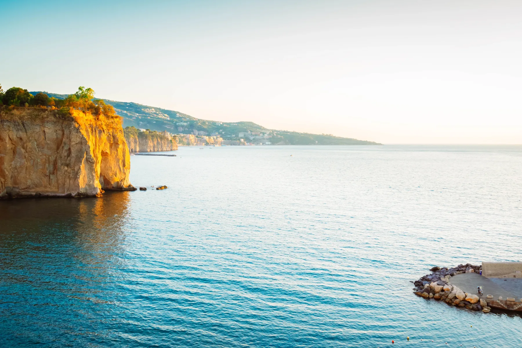Sorrento: kjer limone dišijo po soncu in pečine šepetajo zgodbe