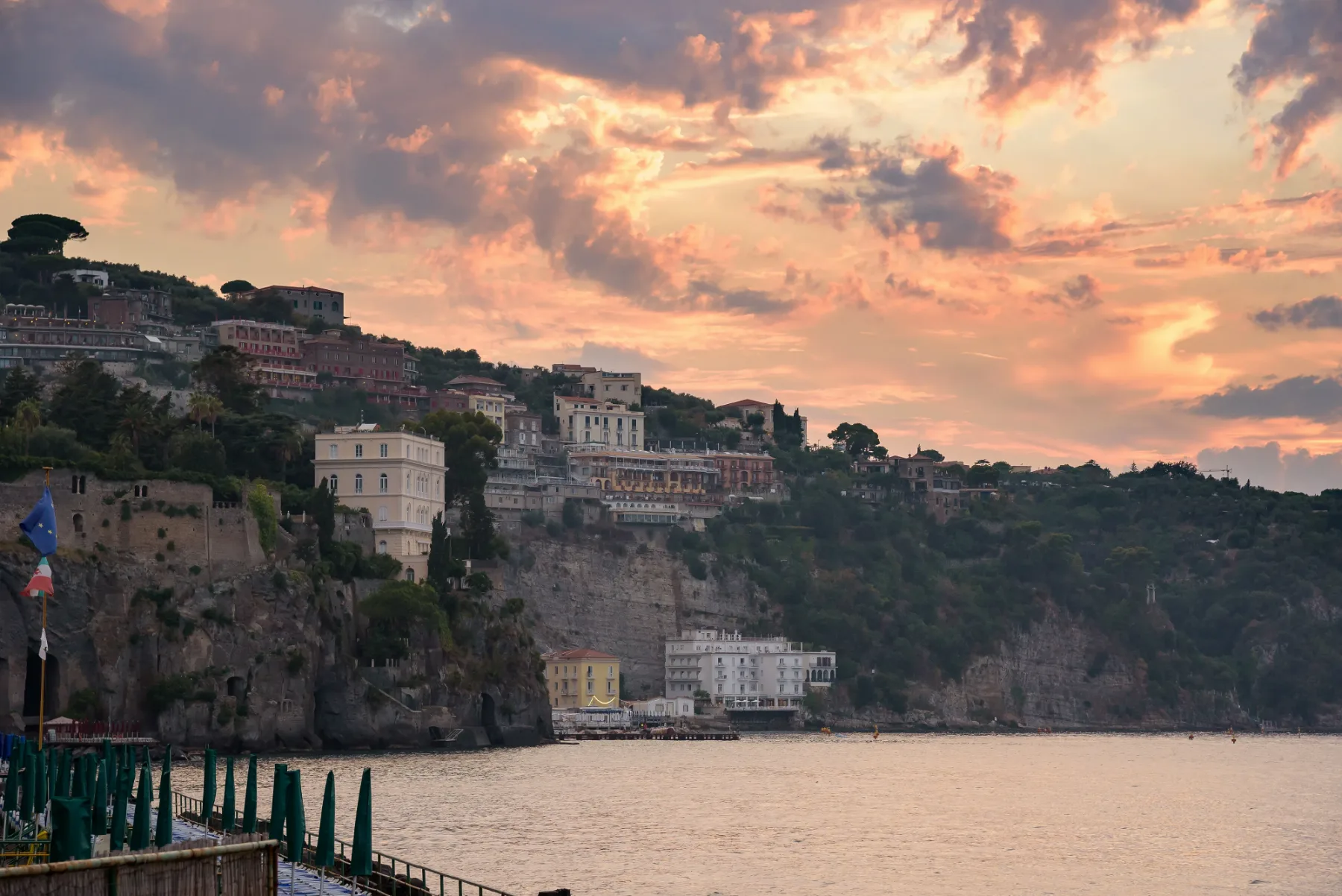 Sorrento: kjer limone dišijo po soncu in pečine šepetajo zgodbe