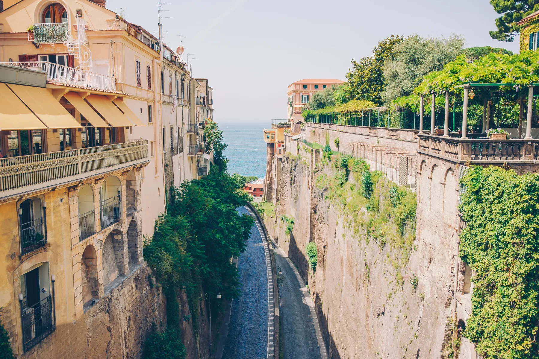 Sorrento: kjer limone dišijo po soncu in pečine šepetajo zgodbe