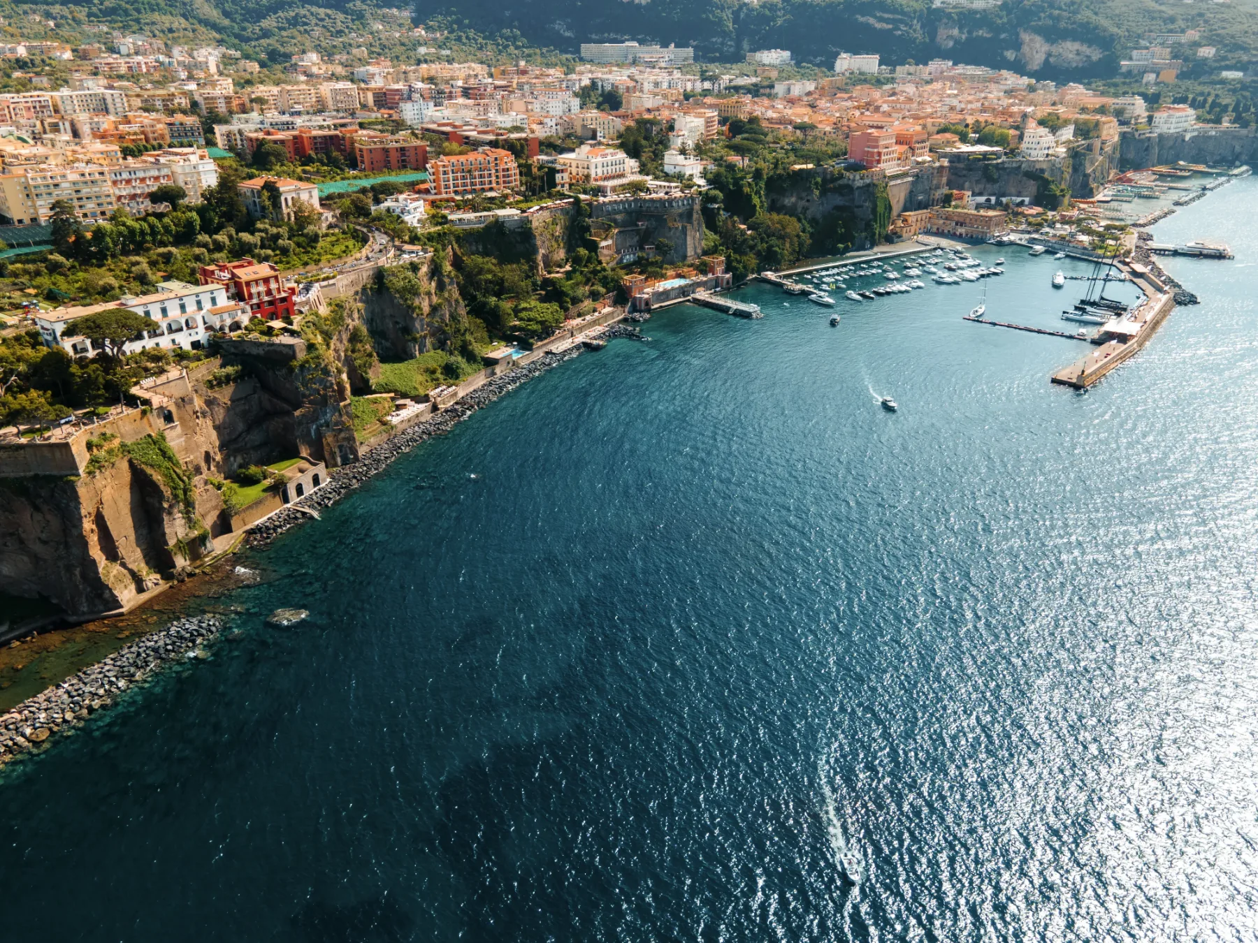 Sorrento: kjer limone dišijo po soncu in pečine šepetajo zgodbe