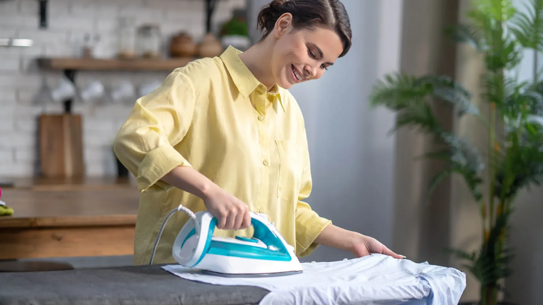 Sovražite likanje? Genialen trik z ledeno kocko, ki vaša oblačila zravna v 10 minutah