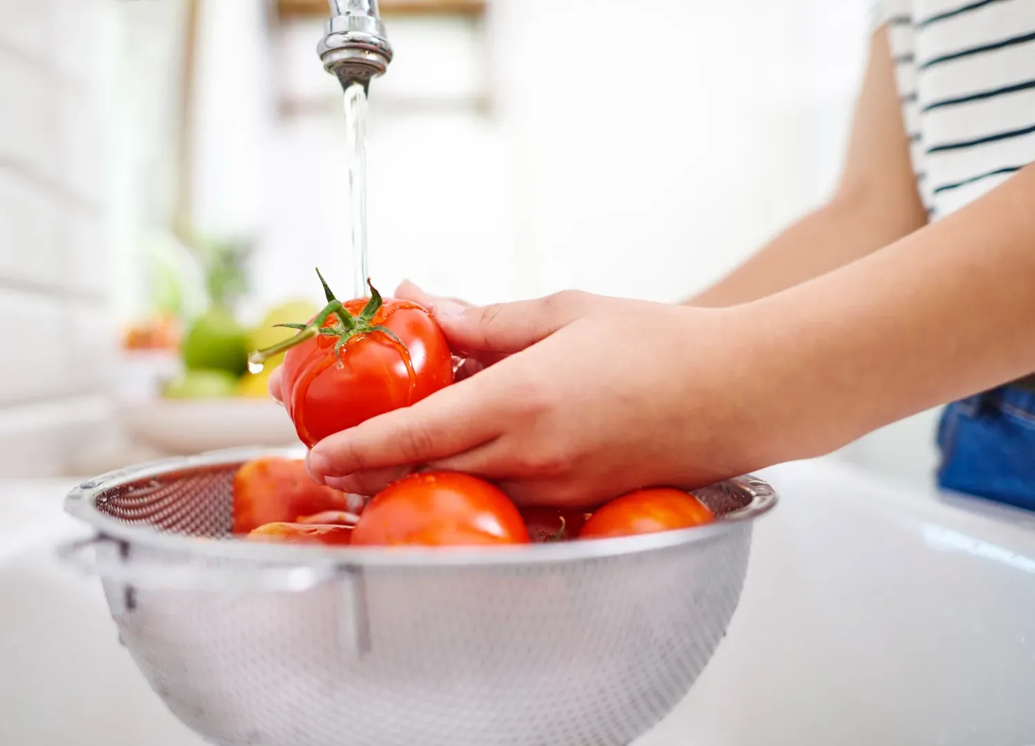 Spiranje ali namakanje sadja in zelenjave? Razbijamo mit: katera metoda res odstrani umazanijo in pesticide
