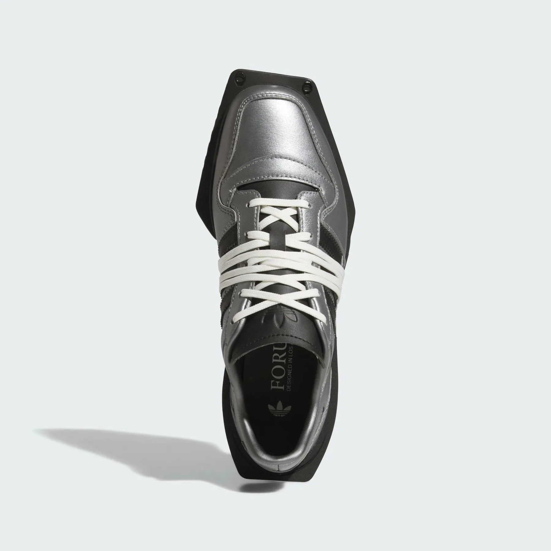 Srebrni adidas Forum SQ: Ko se retro superga preseli v pisarno