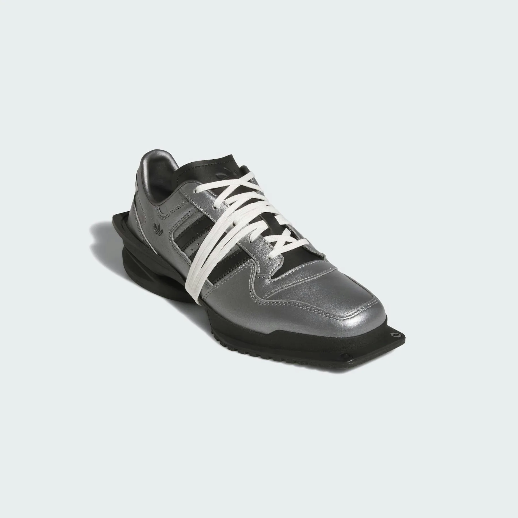 Srebrni adidas Forum SQ: Ko se retro superga preseli v pisarno