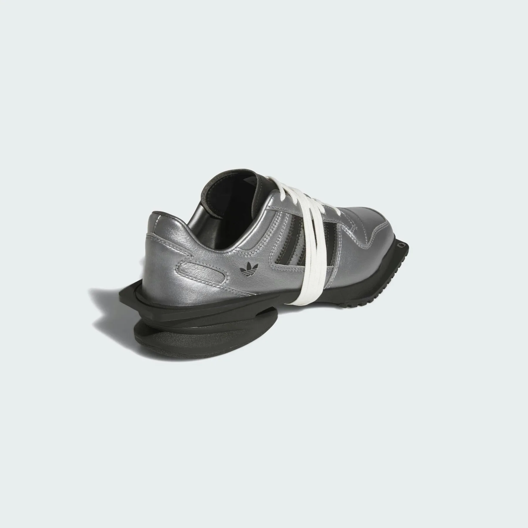 Srebrni adidas Forum SQ: Ko se retro superga preseli v pisarno
