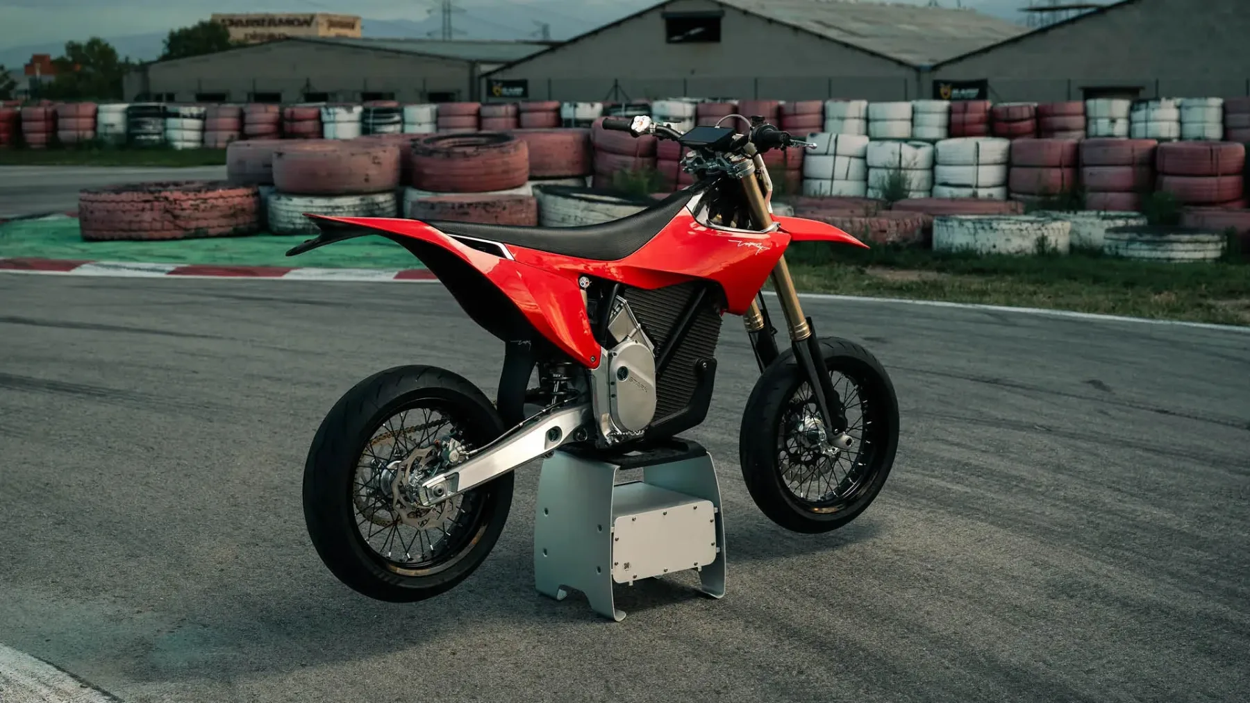 Stark Future Varg SM – električni supermoto, ki zmeša asfalt in avanturo