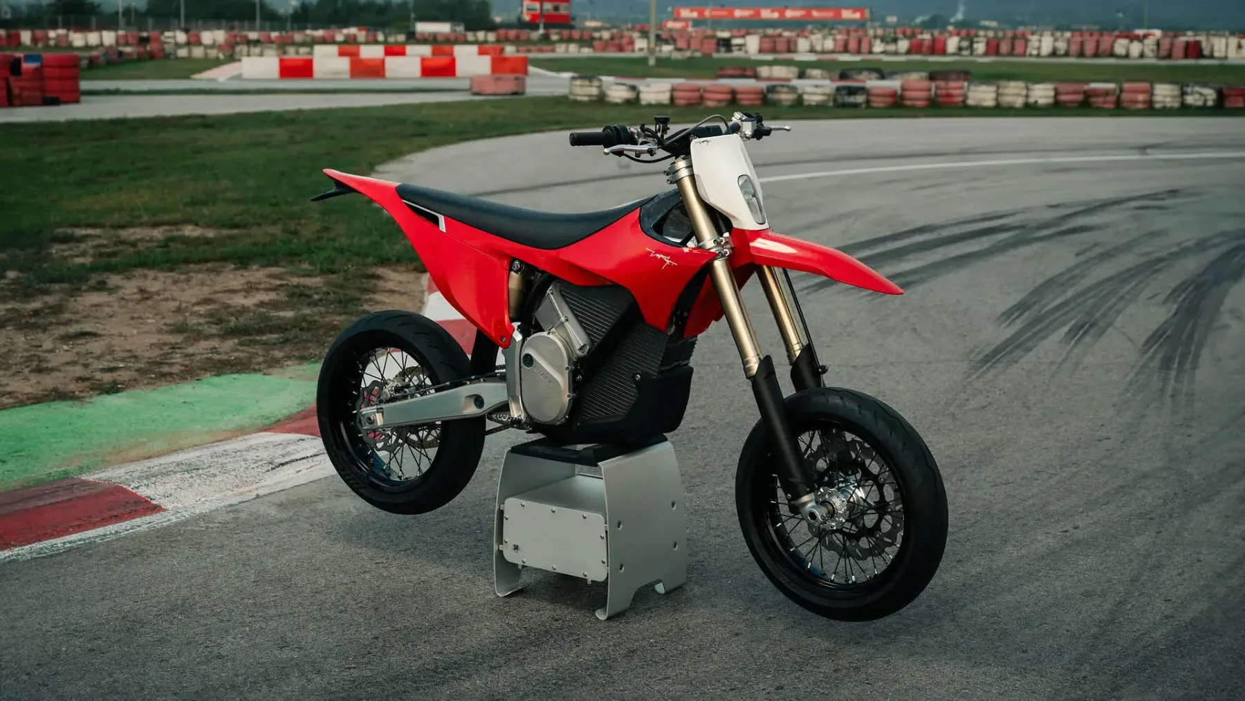 Stark Future Varg SM – električni supermoto, ki zmeša asfalt in avanturo