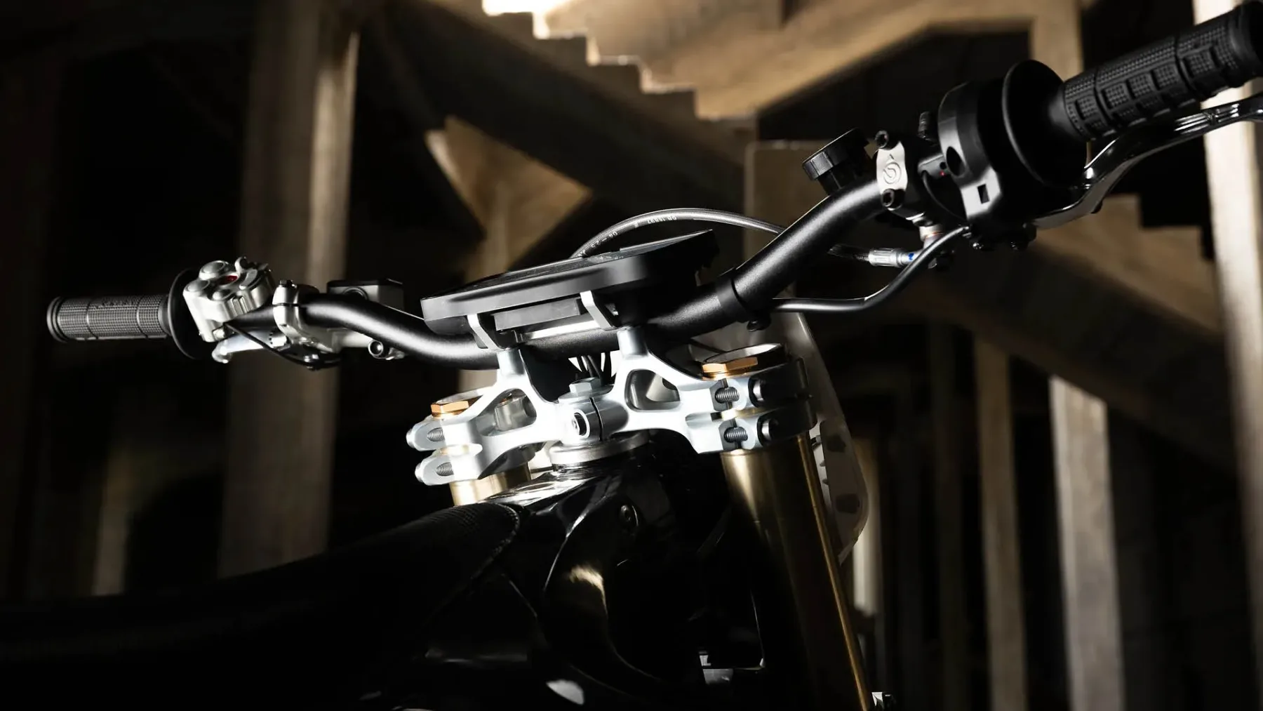 Stark Future Varg SM – električni supermoto, ki zmeša asfalt in avanturo