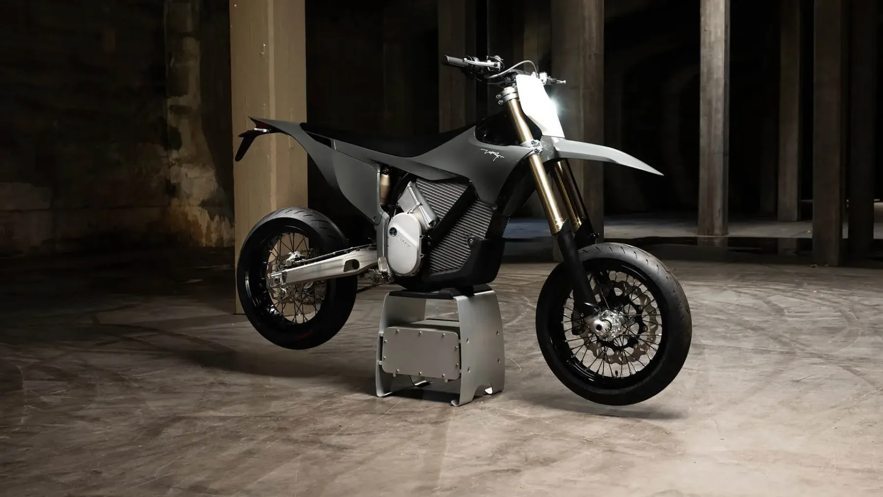 Stark Future Varg SM – električni supermoto, ki zmeša asfalt in avanturo