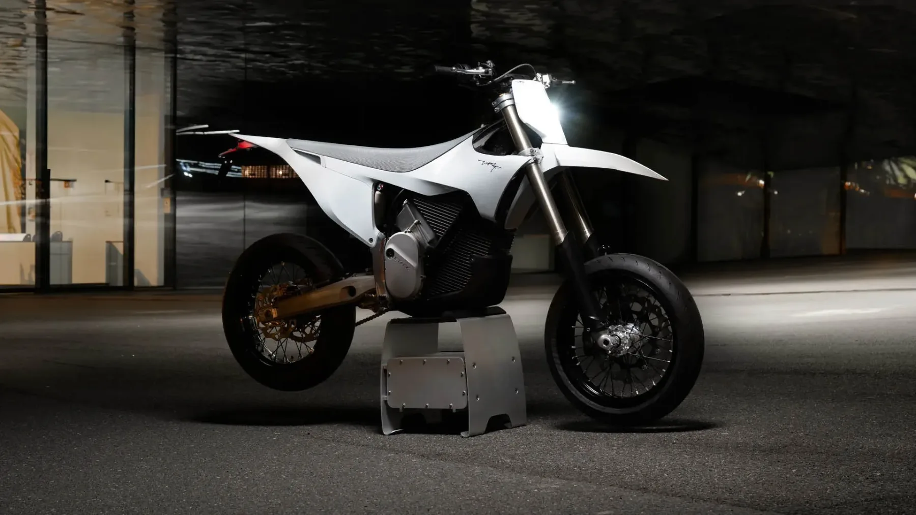 Stark Future Varg SM – električni supermoto, ki zmeša asfalt in avanturo