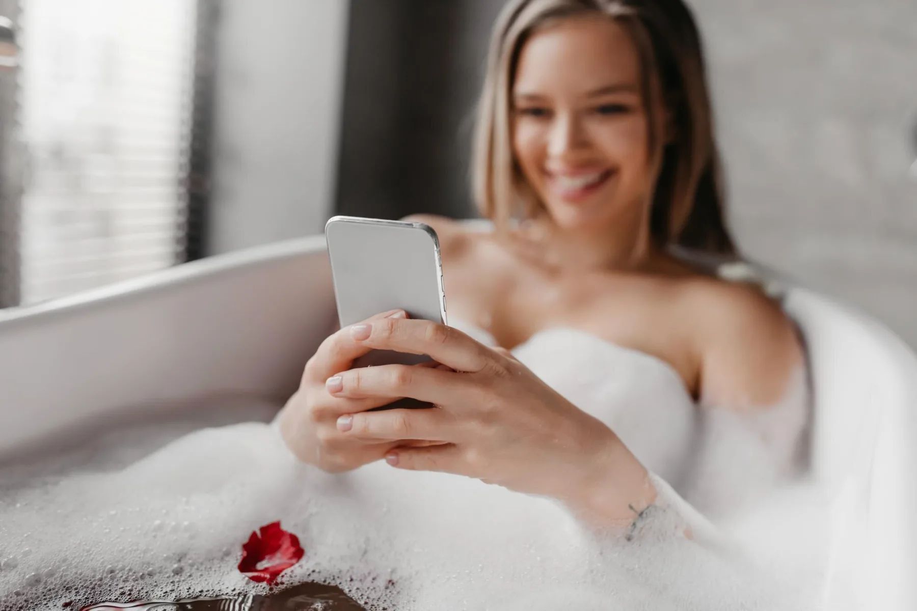 Ste eden tistih, ki nosi telefon v kopalnico? Nikar! S tem ustvarjate raj za plesen in bakterije!