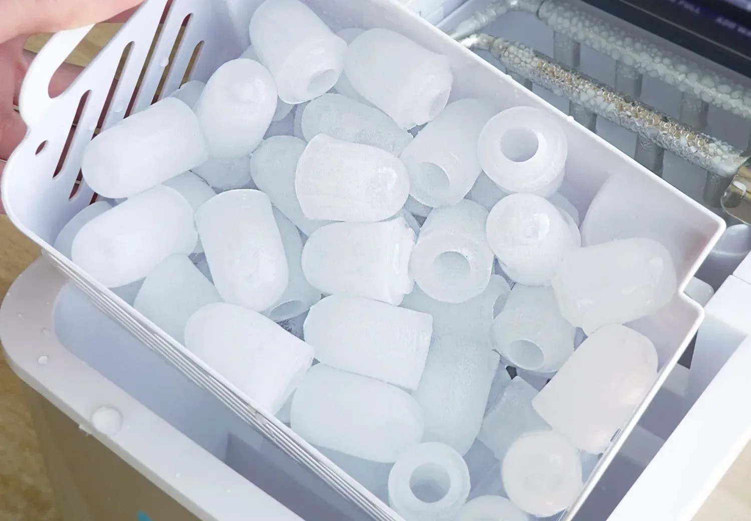 Ste se kdaj vprašali, zakaj imajo ledene kocke v restavracijah luknje? Odgovor vas bo ohladil bolj kot pijača sama
