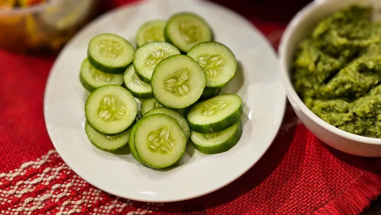 Ste spet kupili grenko kumaro? Ta trik v nekaj sekundah popolnoma izniči grenkobo in reši vašo poletno solato!