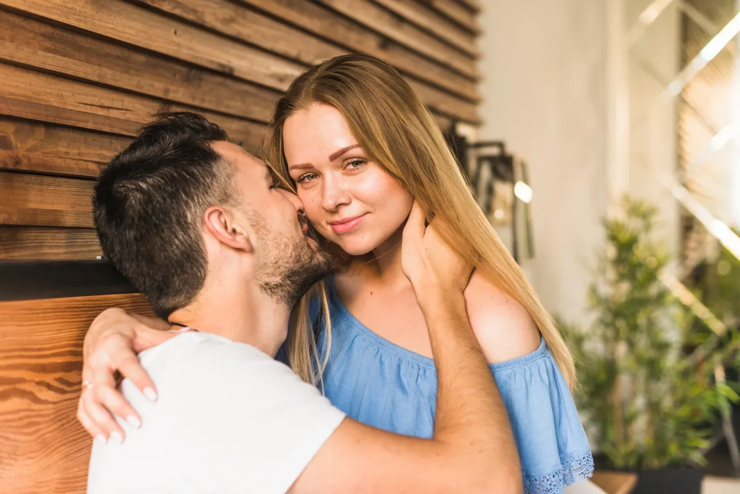 Ste zanj le bežna pustolovščina? Tihi znaki, ki razkrivajo, da sploh ne išče resne zveze