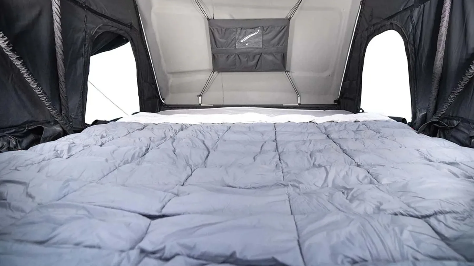 Strešni apartma za štiri: Roofnest Condor 2 XXL Air je največji strešni šotor na svetu – pa je boljši kot AluCab?