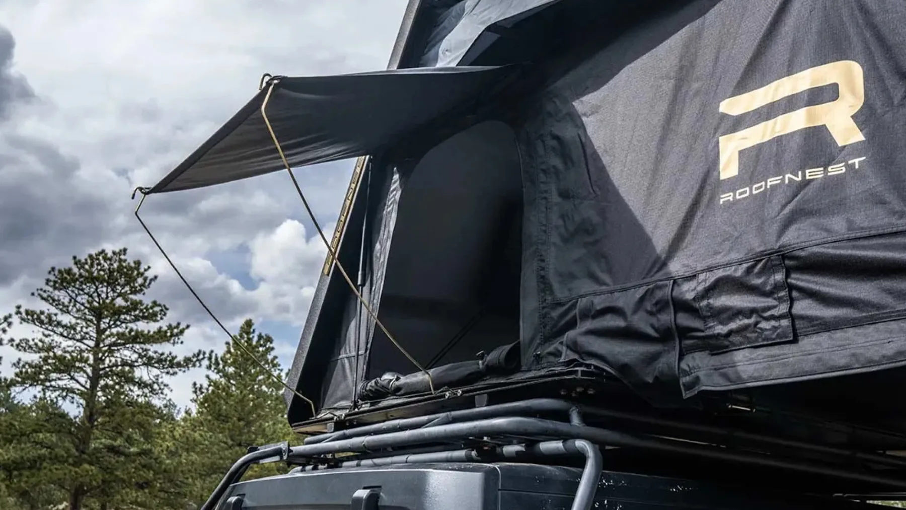Strešni apartma za štiri: Roofnest Condor 2 XXL Air je največji strešni šotor na svetu – pa je boljši kot AluCab?