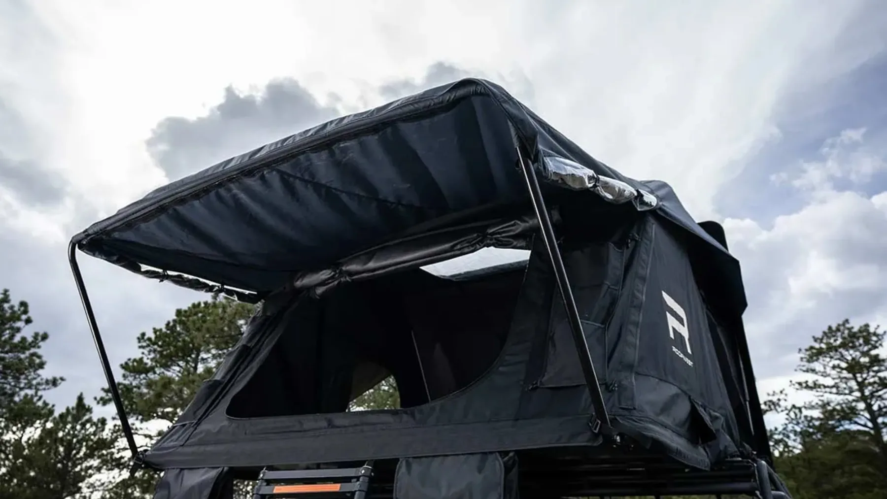 Strešni apartma za štiri: Roofnest Condor 2 XXL Air je največji strešni šotor na svetu – pa je boljši kot AluCab?