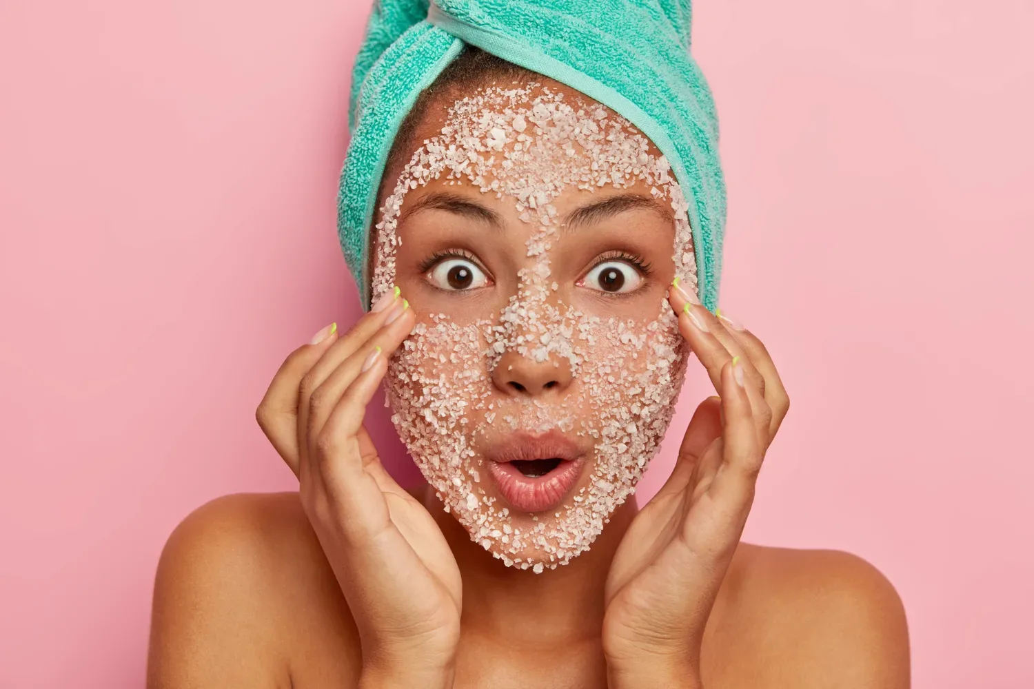 Suha, utrujena koža po dopustu? 5 domačih mask, ki ti v 15 minutah povrnejo poletni glow – boljše kot nega v salonu za 100 €