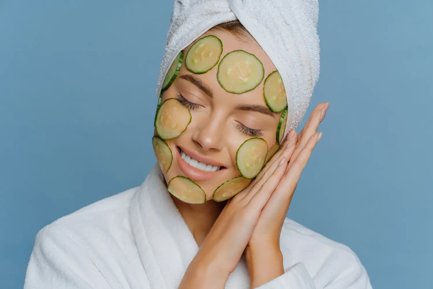 Suha, utrujena koža po dopustu? 5 domačih mask, ki ti v 15 minutah povrnejo poletni glow – boljše kot nega v salonu za 100 €
