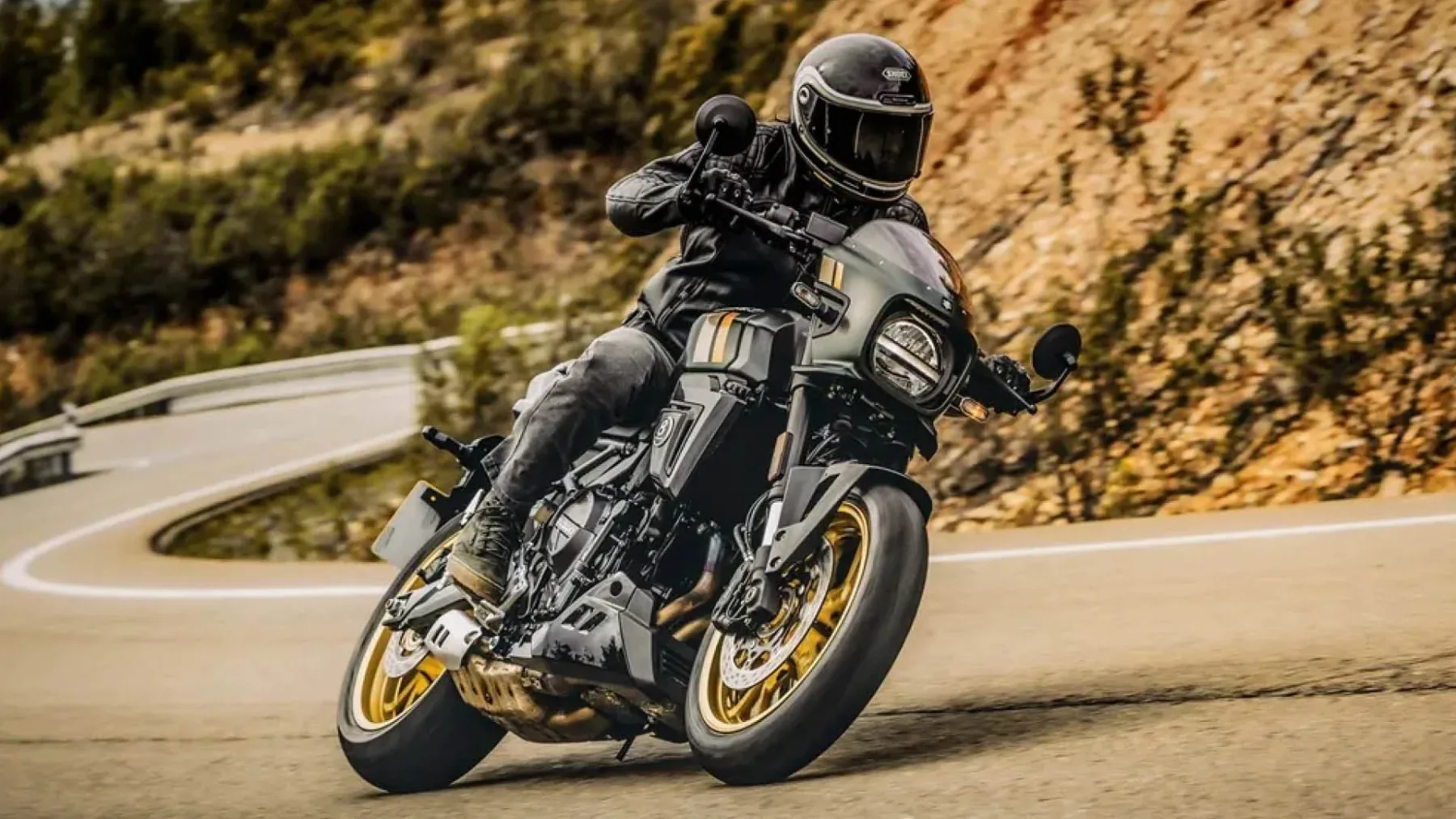 Suzuki GSX-8TT (2026): retro raketa, ki jo poganja 776-kubični dvojček in vrti brke nostalgiji