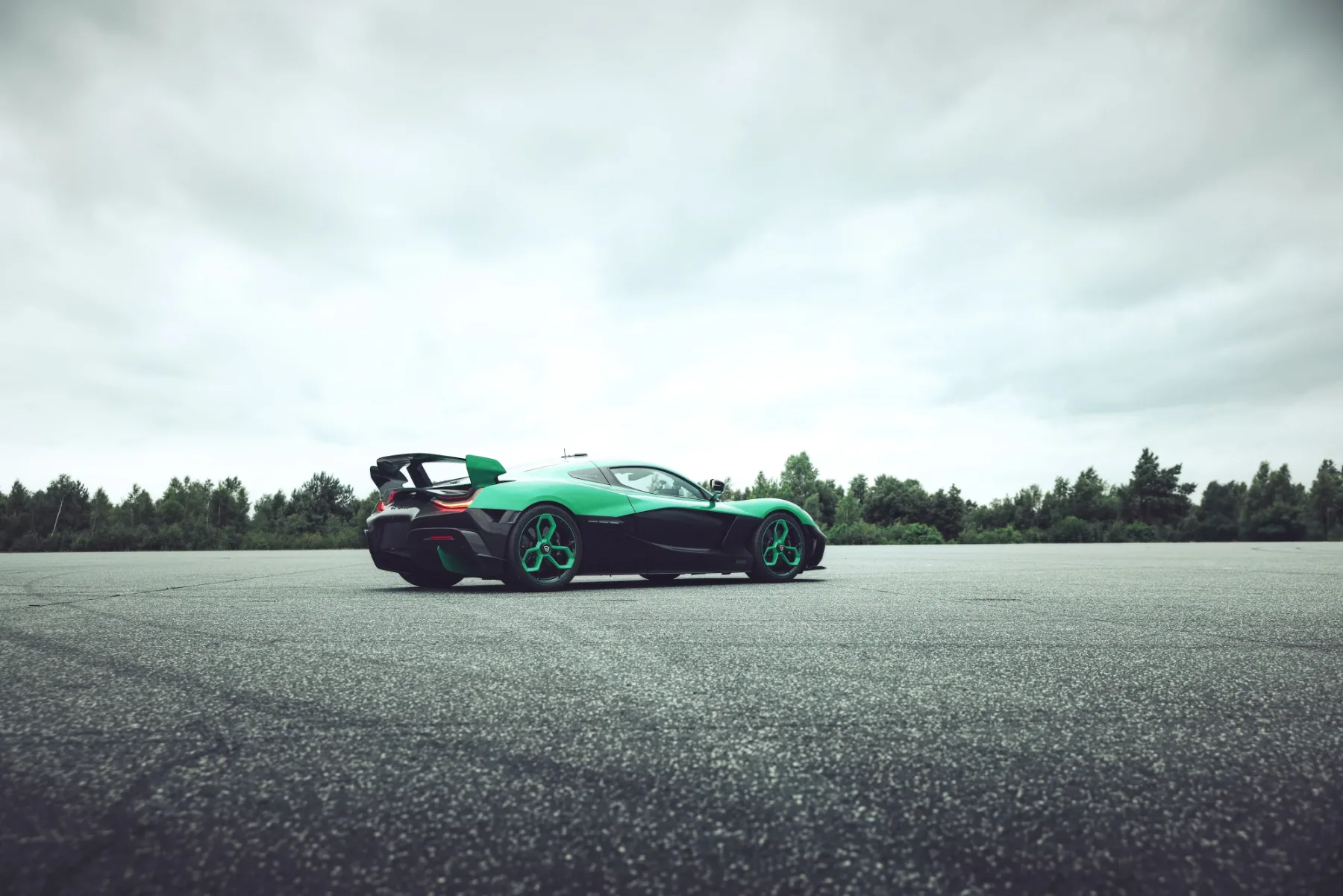 Svetovni hitrostni rekord – Rimac Nevera R podira rekorde: ko se elektrika poigra z gravitacijo (in zdravim razumom)