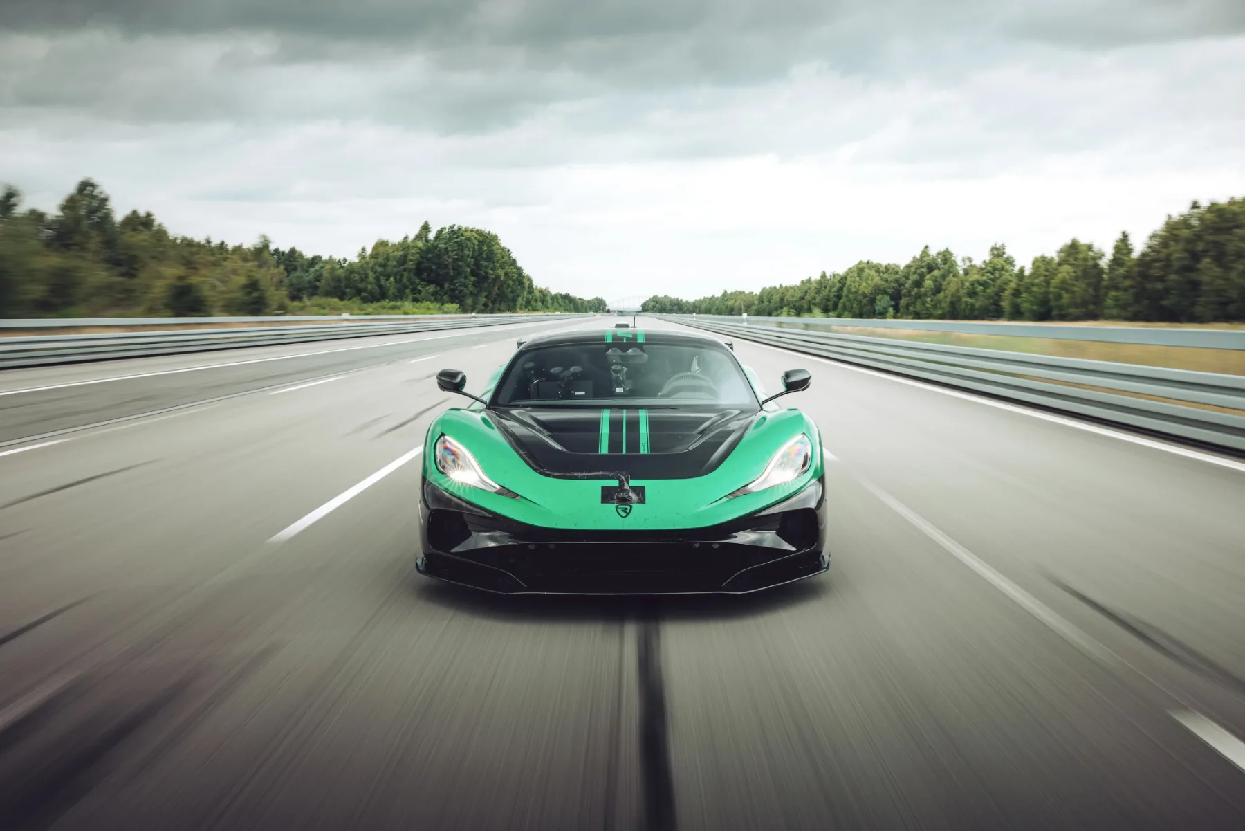 Svetovni hitrostni rekord – Rimac Nevera R podira rekorde: ko se elektrika poigra z gravitacijo (in zdravim razumom)