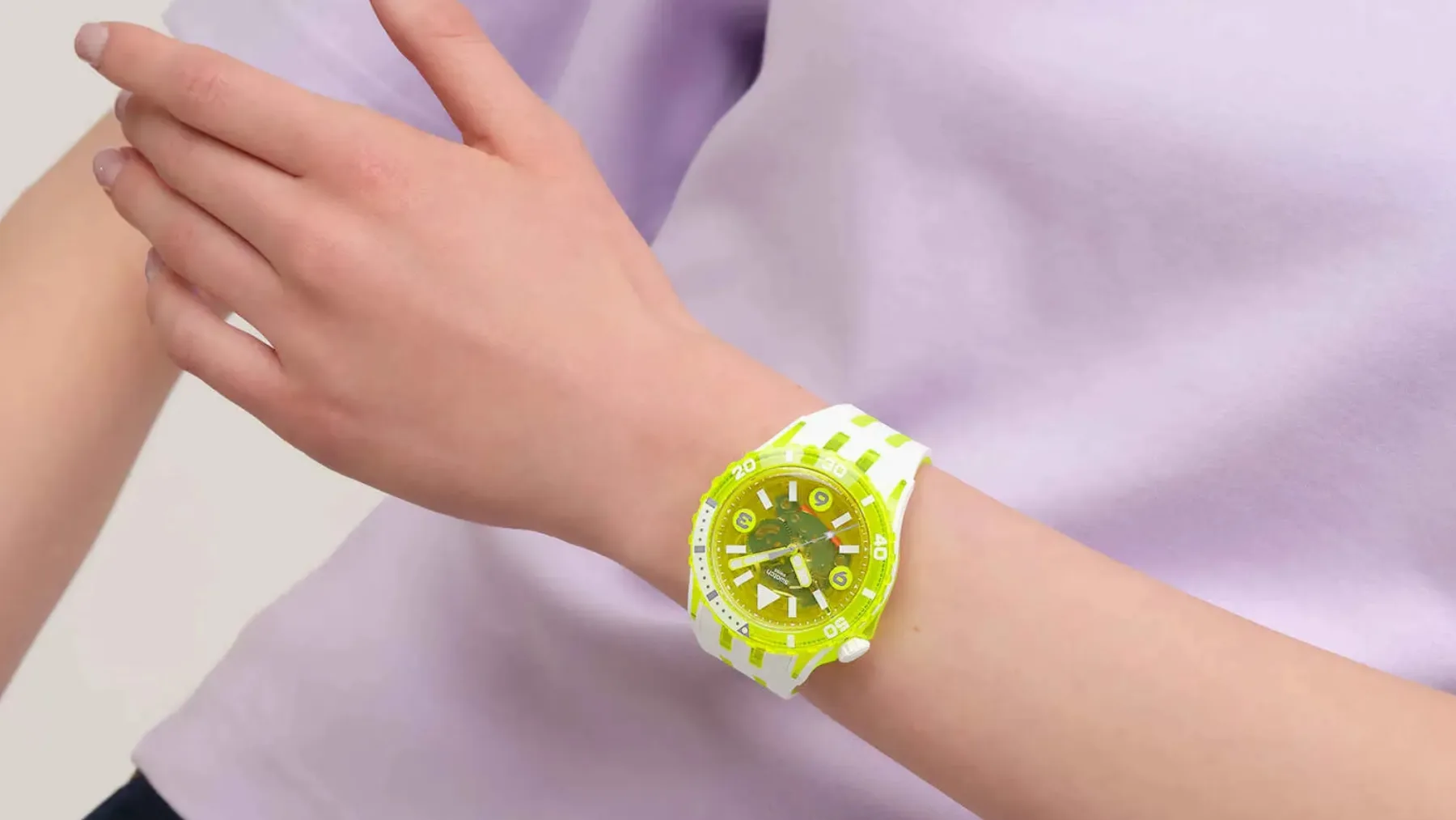 Swatch SCUBAQUA: Meduze, nostalgija in potapljaški manifest iz plastike prihodnosti