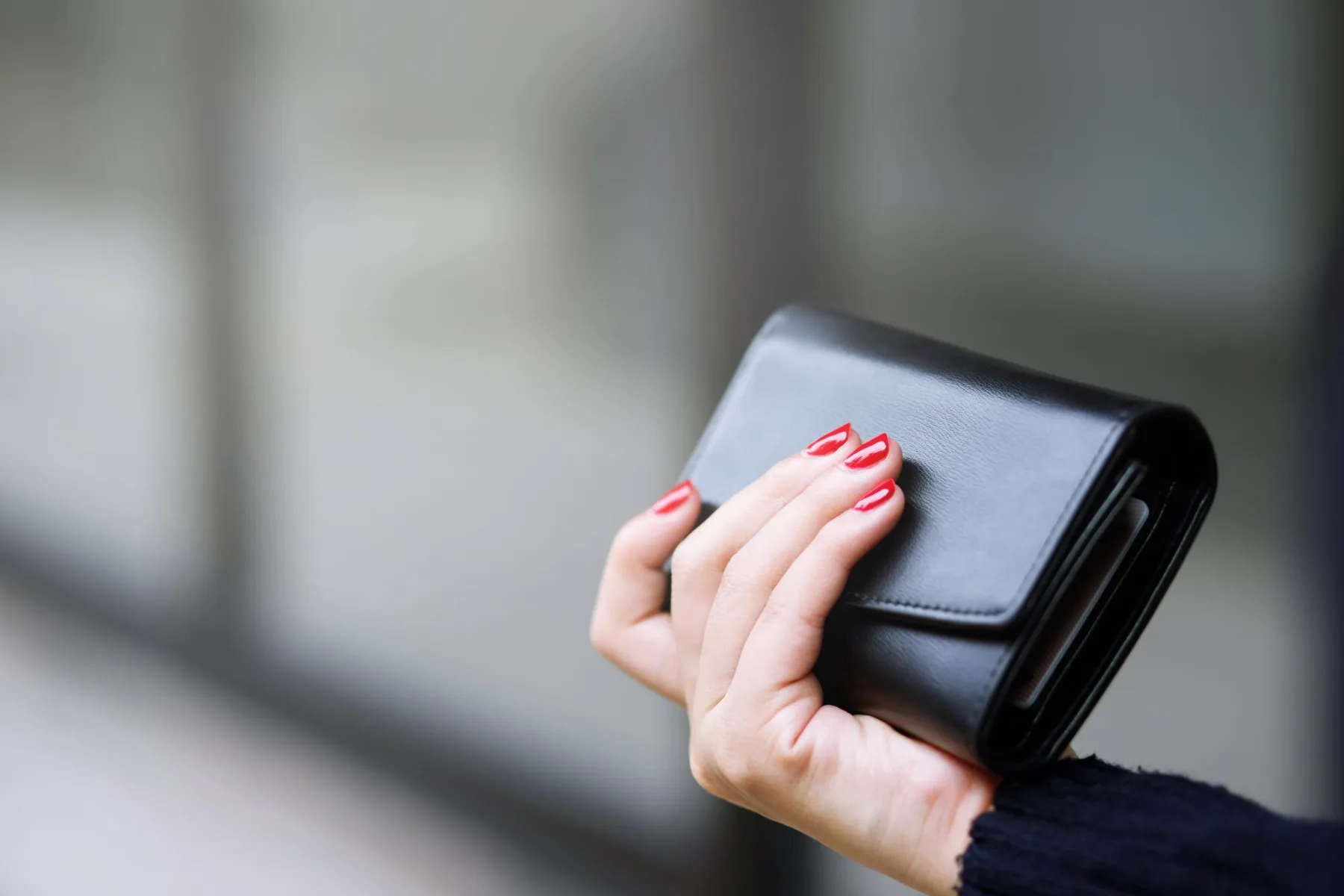 Ta barva denarnice je magnet za finančne težave – jo imate tudi vi?