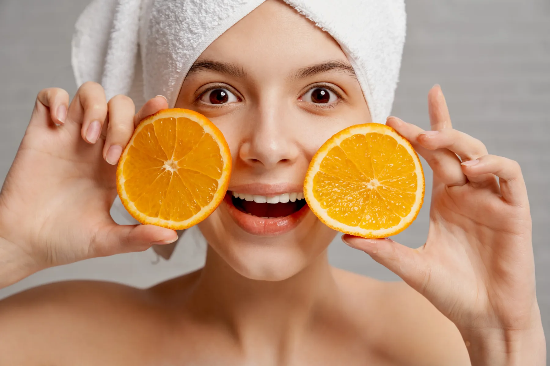 Ta domači vitamin C serum je naravni botoks v steklenički – pripravljen v 5 minutah in z lahkoto zasenči Vichy ali La Roche-Posay serume