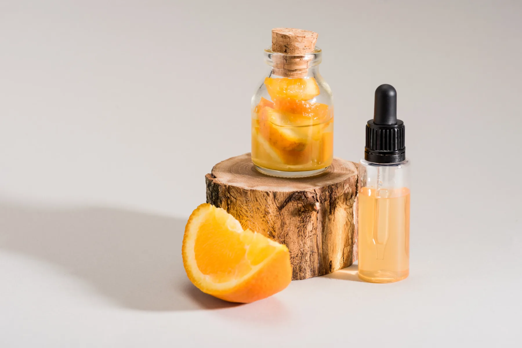 Ta domači vitamin C serum je naravni botoks v steklenički – pripravljen v 5 minutah in z lahkoto zasenči Vichy ali La Roche-Posay serume